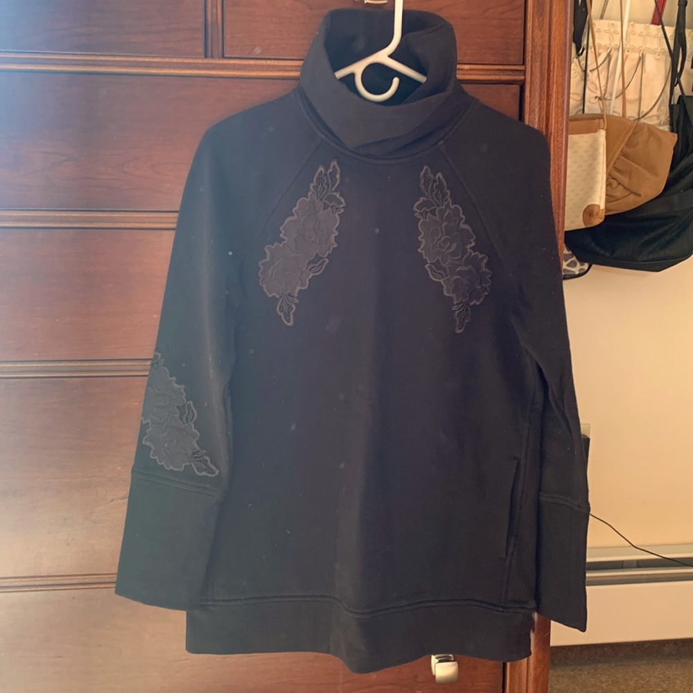Lululemon black turtleneck sweatshirt - size 6.